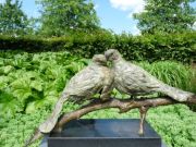 Caldo-innig is een bronzen beeld van twee tortelduiven | bronzen beelden en tuinbeelden, figurative bronze sculptures van Jeanette Jansen |